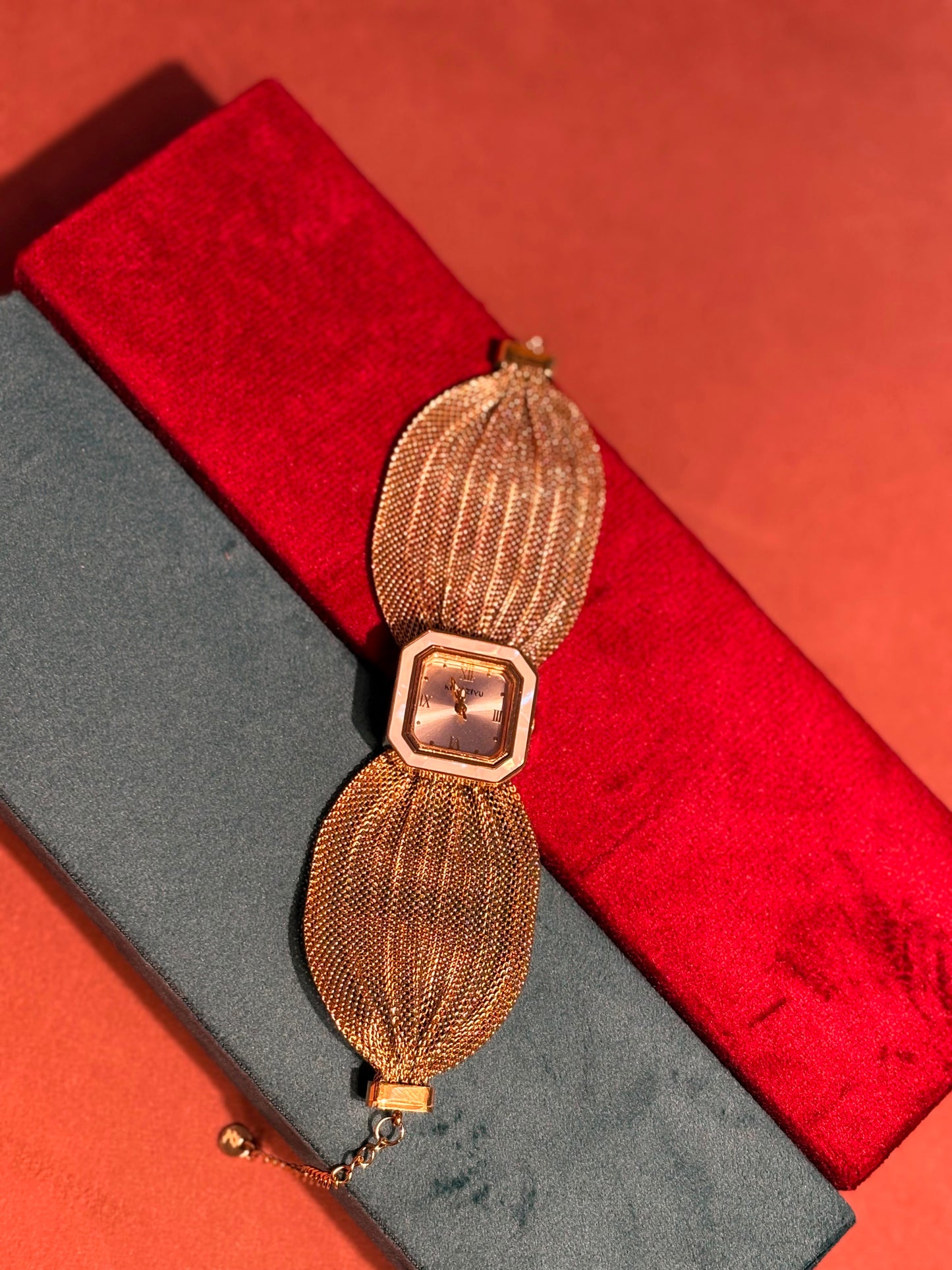 Vintage Gold Mesh Bracelet Watch